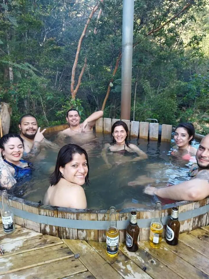 Huéspedes en la tinaja caliente al aire libre