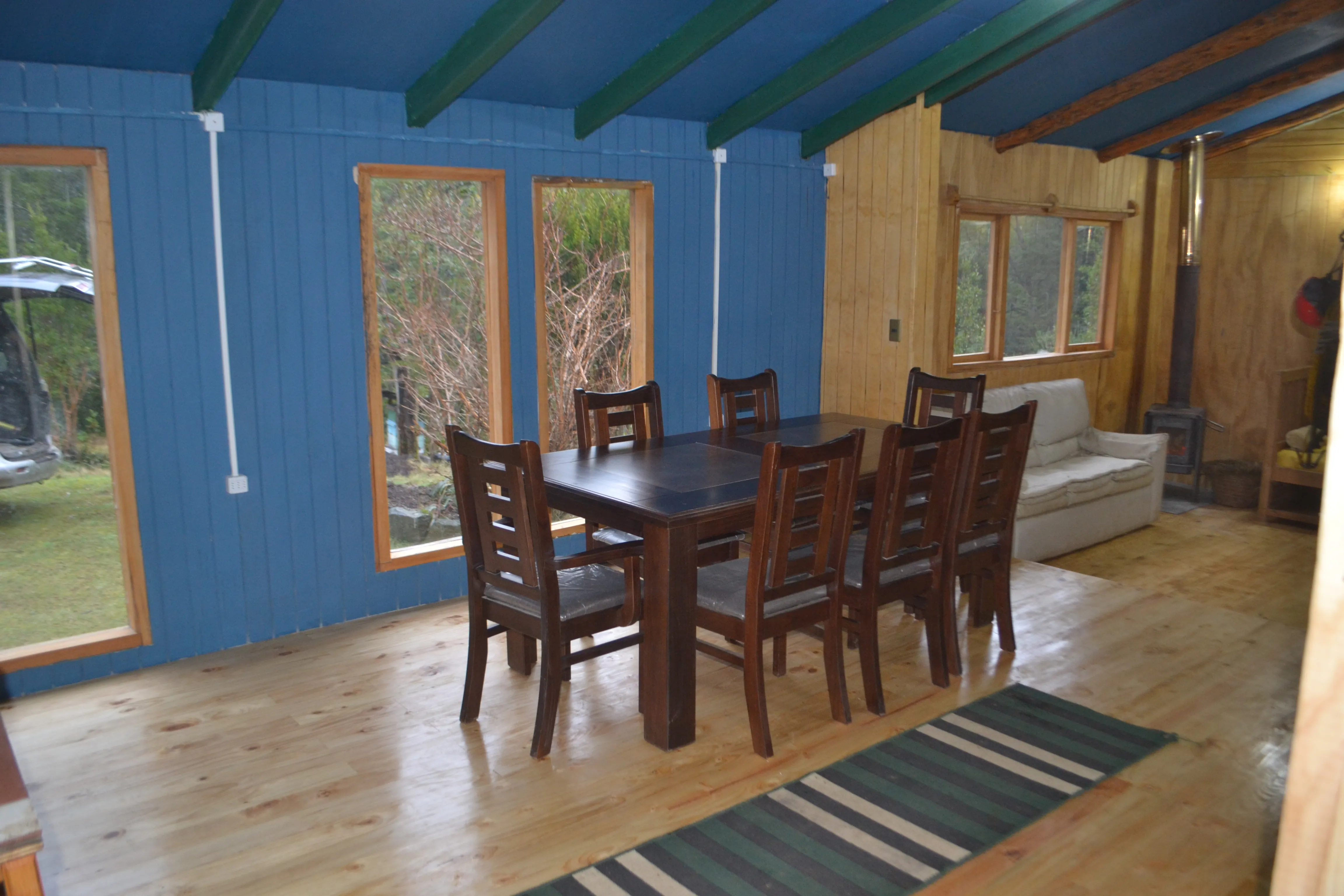 Interior de la cabaña con comedor de madera