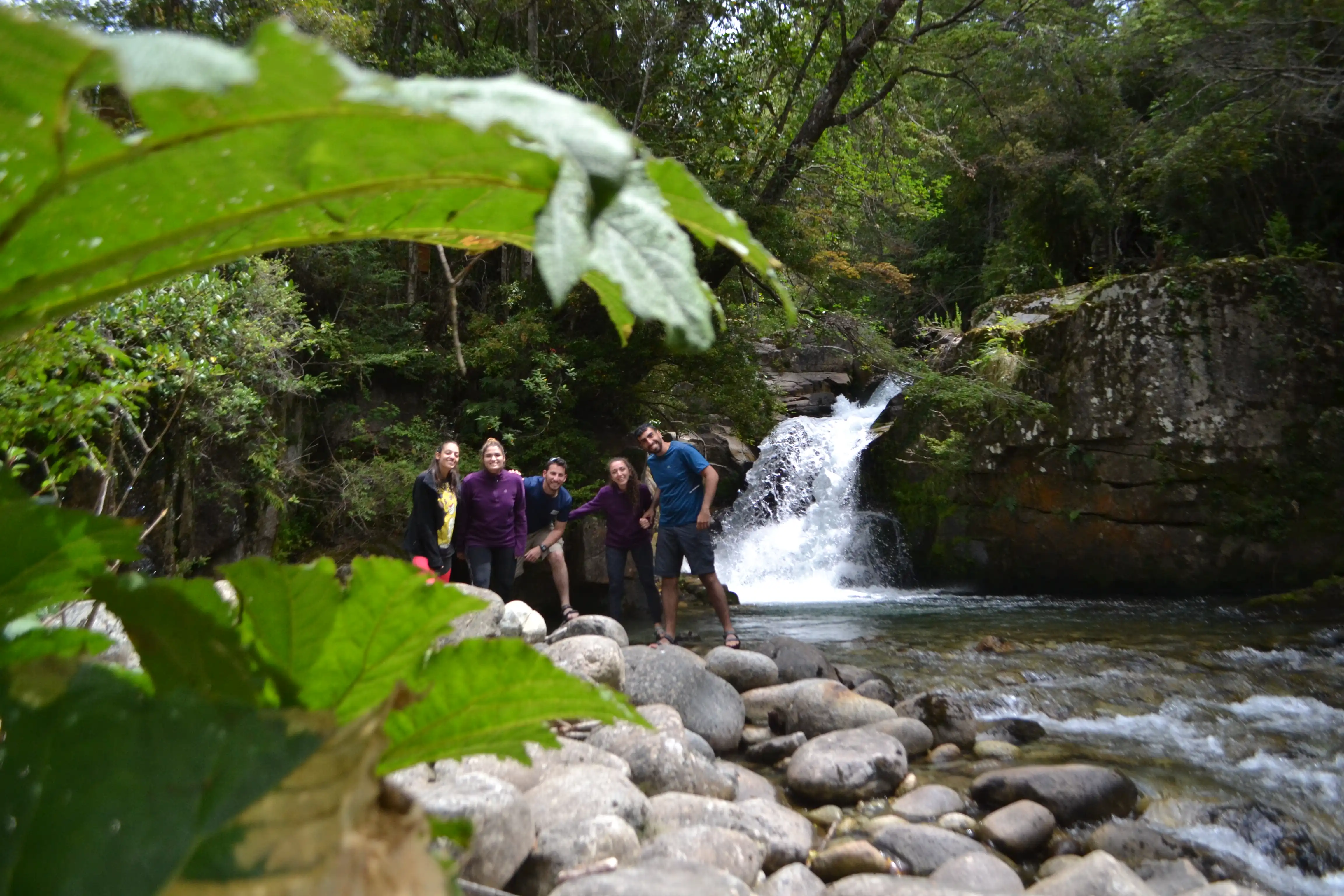 Grupo junto a una cascada en el valle del Futaleufú