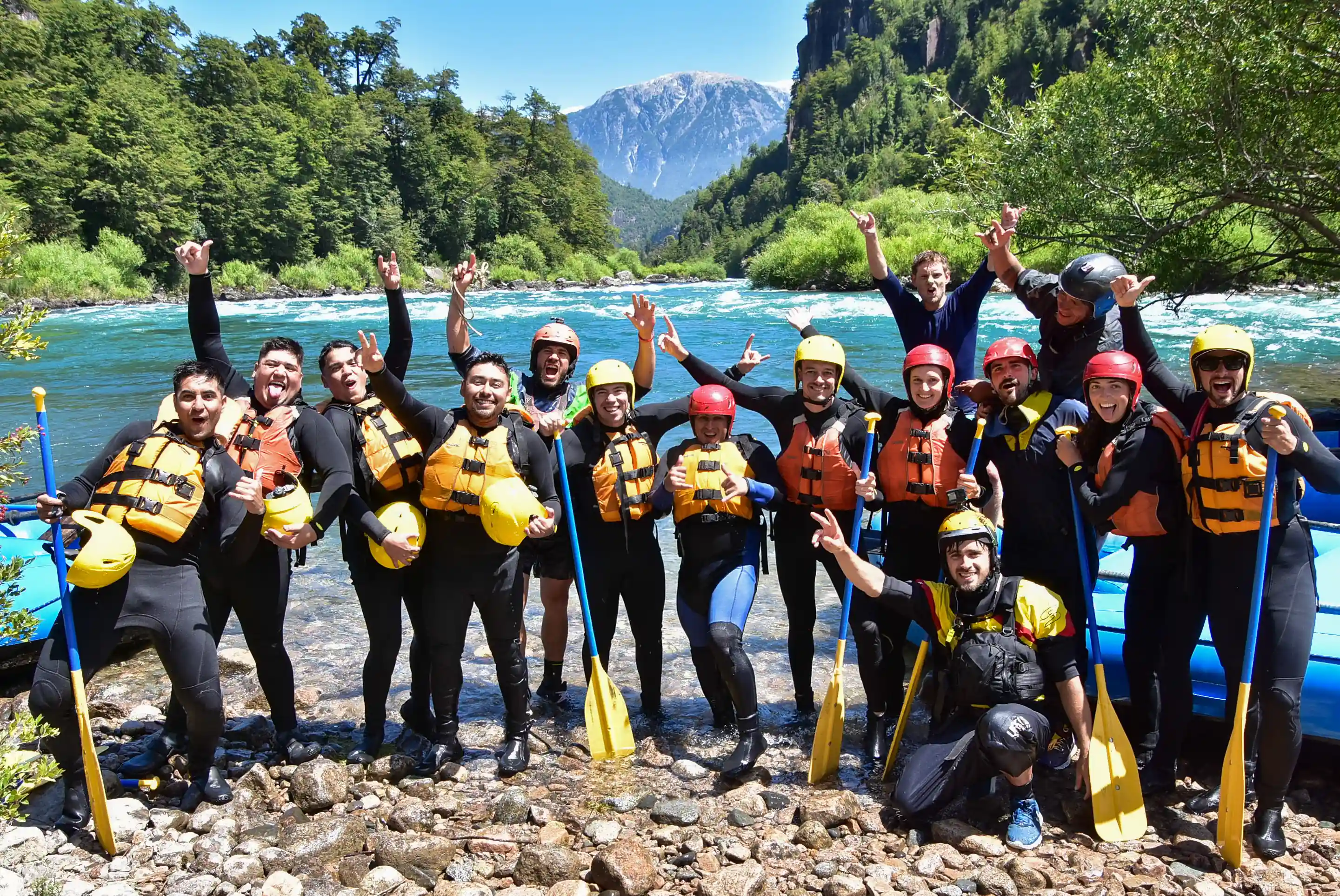 Grupo de rafting celebrando en la orilla del río Futaleufú