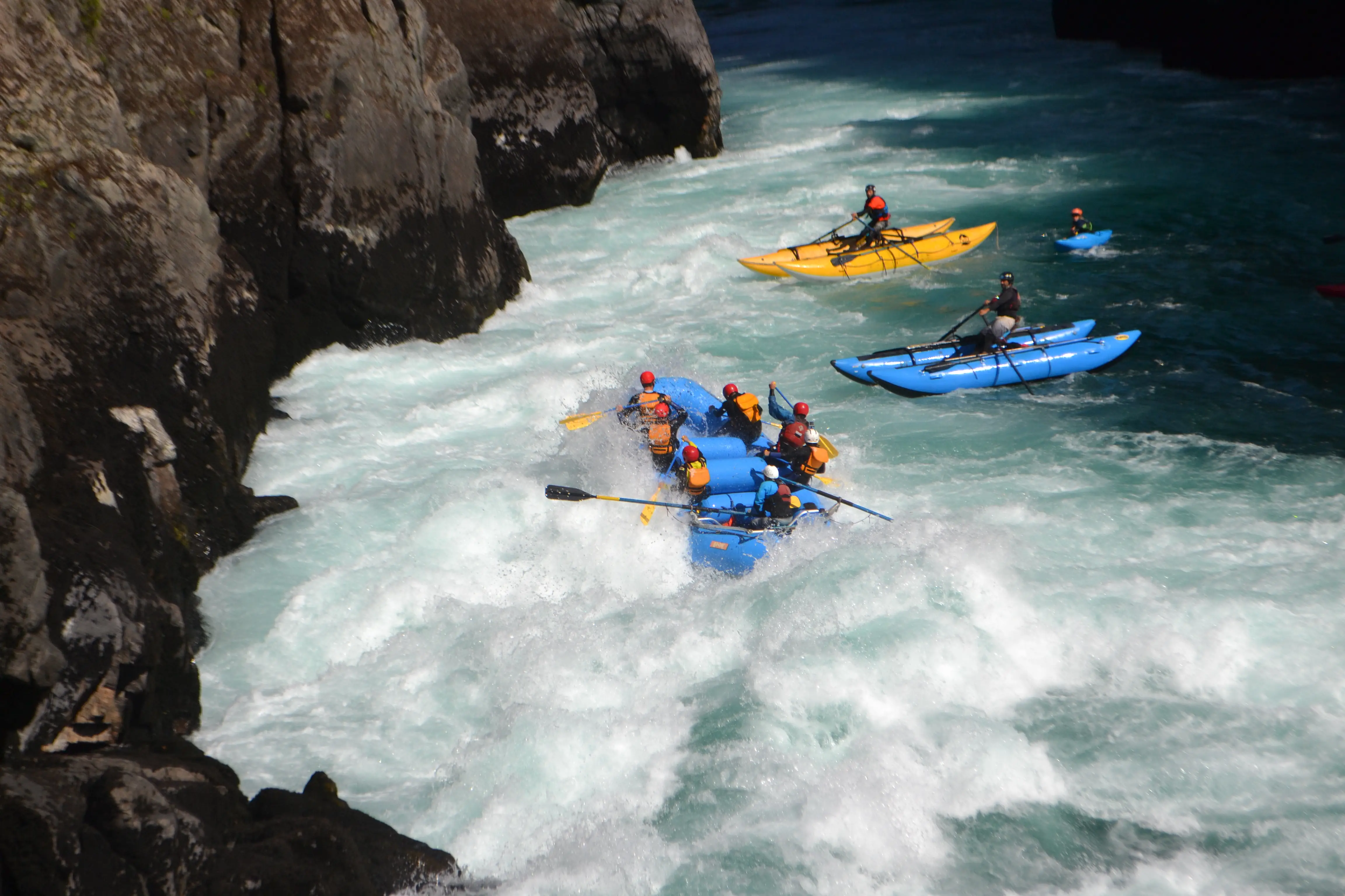Botes de rafting bajando un rápido en el cañón del Futaleufú